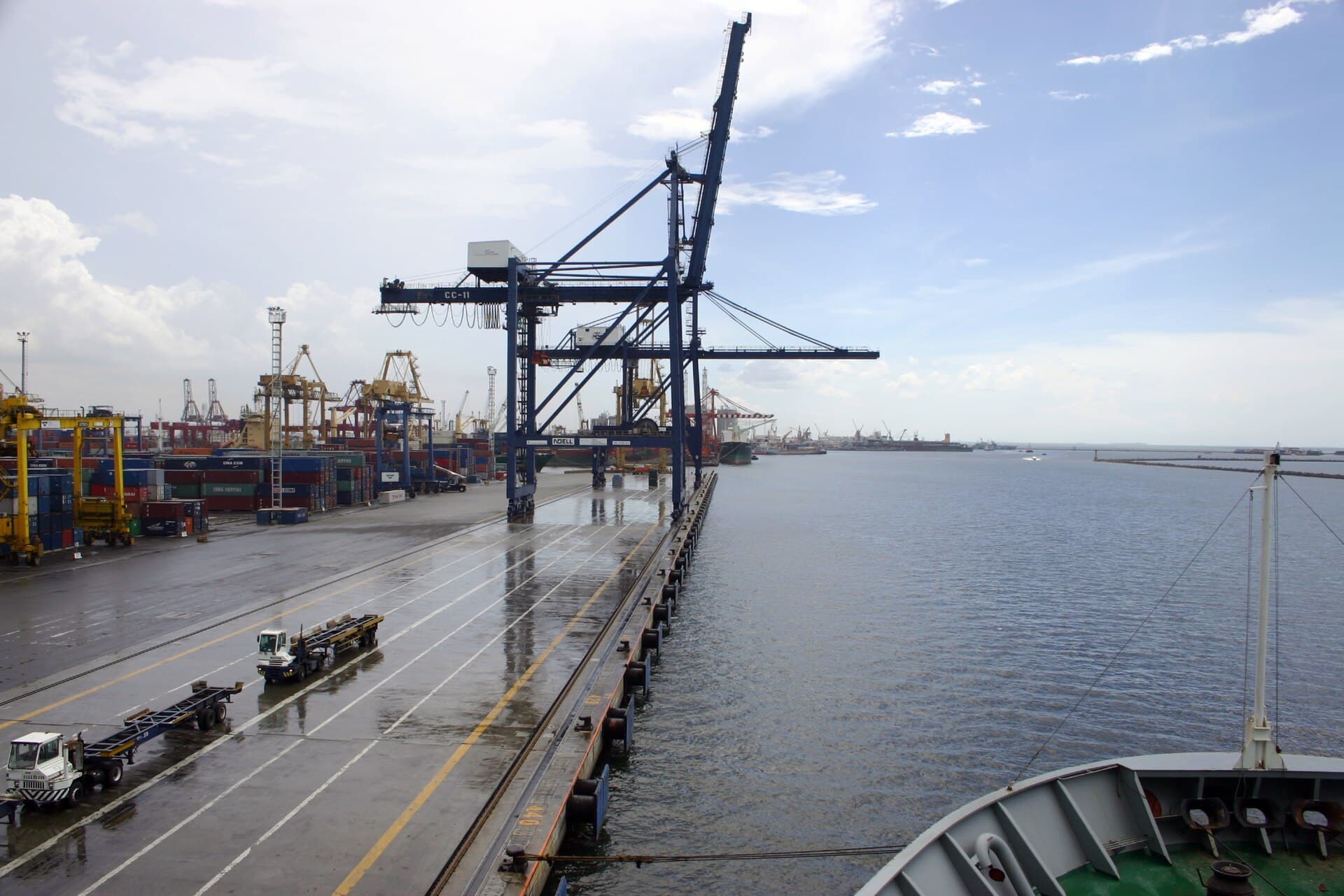 Dermaga dan derek peti kemas di Pelabuhan Tanjung Priok